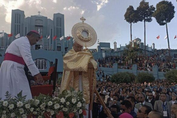 Ka procession Eucharist bakhuid kaba la dep pynlong ha Laitumkhrah.